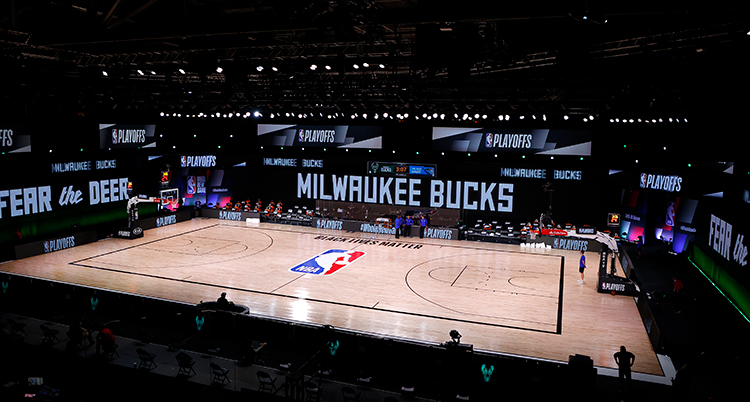 En tom plan. På ena sidan finns en skyld där det står Milwaukee Bucks.
