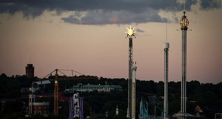 Det är mörkt och stilla på Gröna lund. Alla karuseller står stilla.