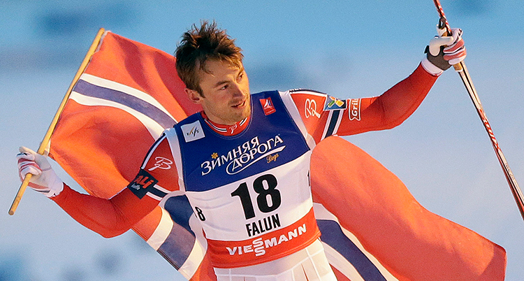 Peter Northug med den norska flaggan bakom sig.