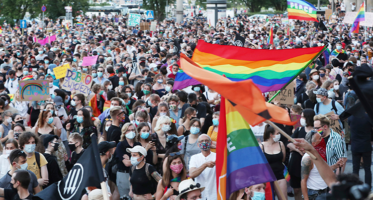 Masa människor med pride-flaggor.