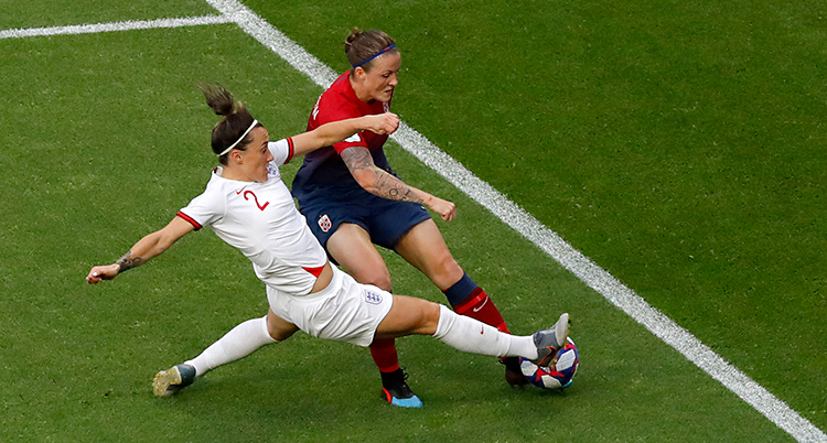 Det är en fotbollsmatch. Två spelare kämpar om bollen.