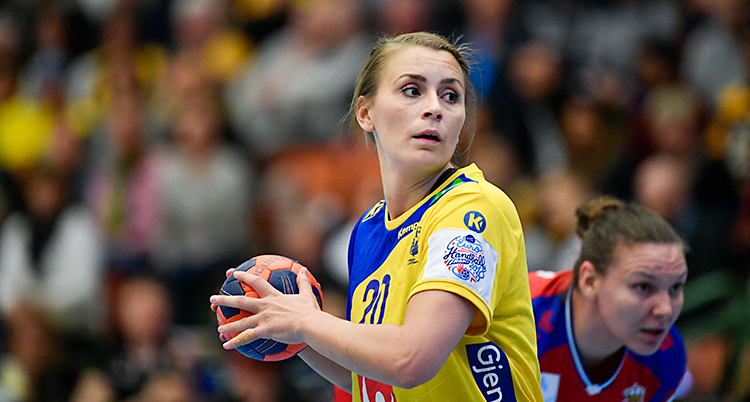 Från en match i handboll. Isabelle Gulldén håller i bollen. Hon har en gul och blå tröja.