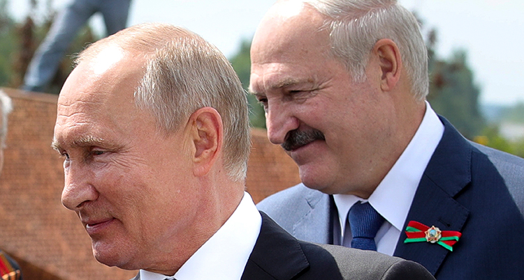 Putin och Lukasjenko står nära varandra, båda i profil, vända åt samma håll. De ler. Bilden visar bara männens huvuden.