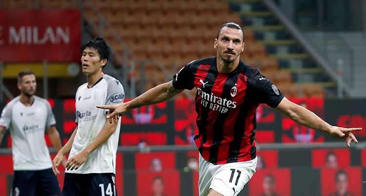 Zlatan springer med armarna utsträcka. I bakgrunden syns deppiga spelare.