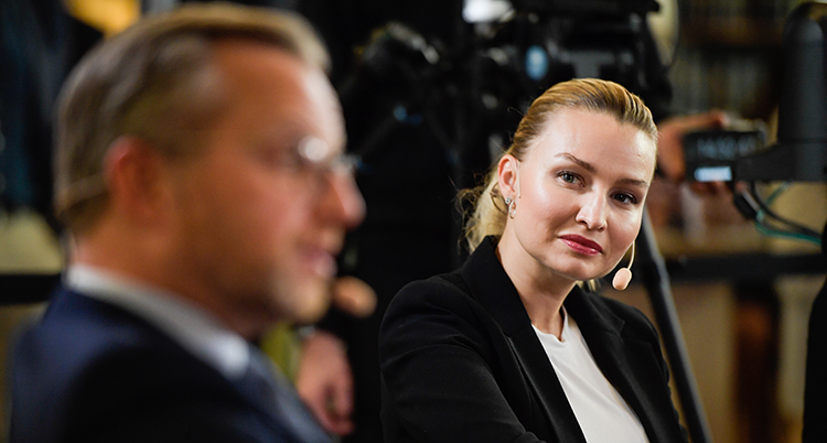 Politikern Ebba Busch tittar mot politikern Mikael Damberg.