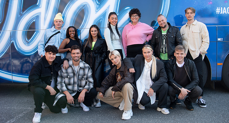 Alla deltagarna står framför idols logga.