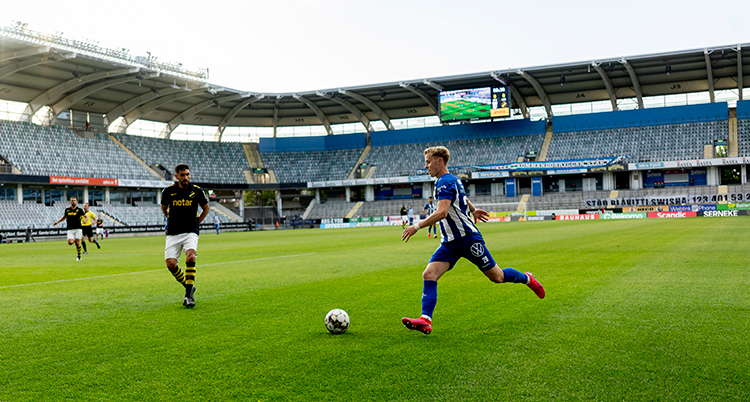 Spelare med boll framfor tomma läkare.