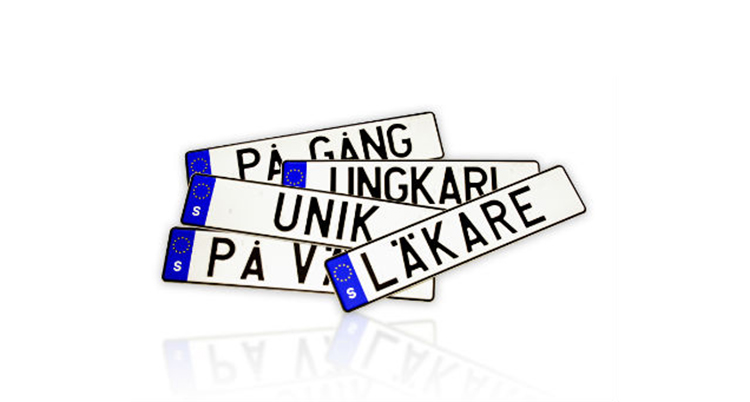 Flera personliga registreringsskyltar.