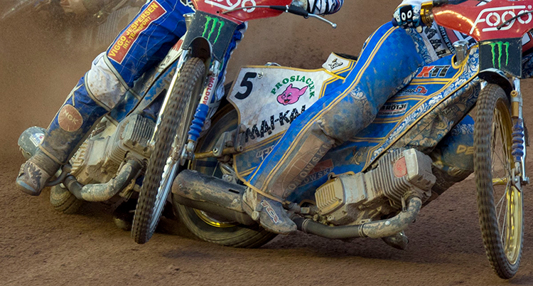 Speedwaymotorcyklar som kör på en speedwaybana.