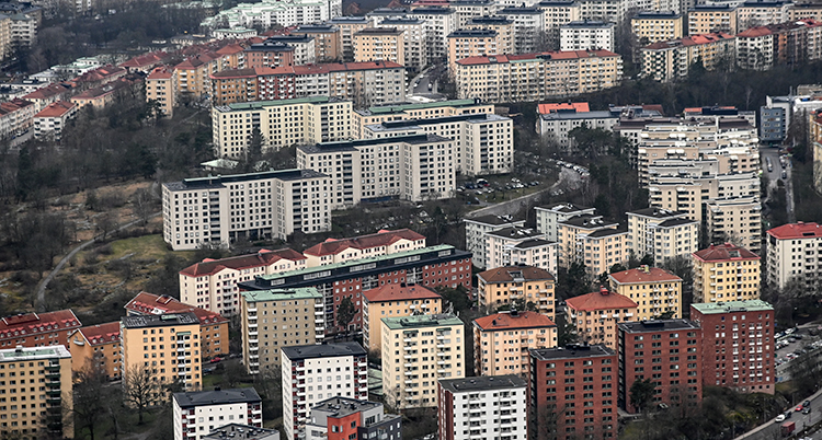 En bild tagen från luften. Den visar massor av lägenheter i ett område i Stockholm.