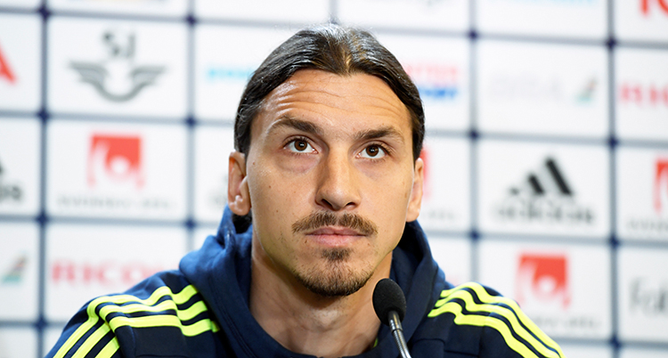 Zlatan ser allvarlig ut. Han har en mikrofon framför sig.