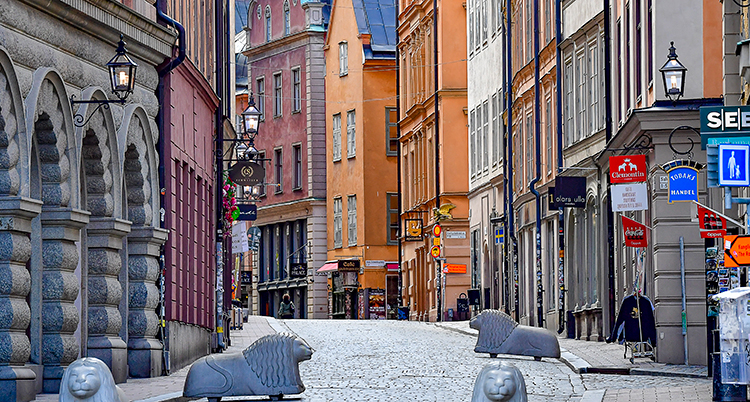 En gata i gamla stan. Gamla hus vid Västerlånggatan. Gatan är helt tom.