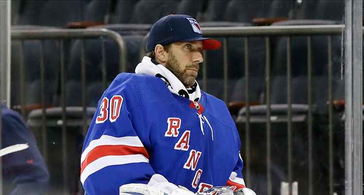 Henrik Lundqvist i Rangers dräkt. Men han har keps på sig. Ser lite ledsen ut.