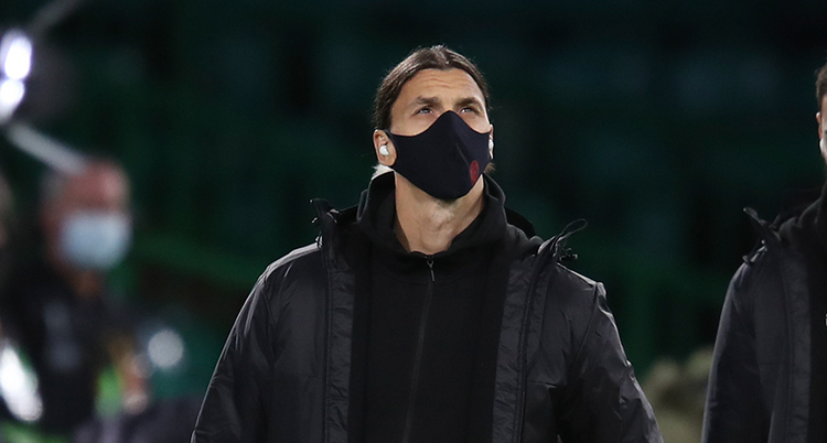 Zlatan Ibrahimovic står i svarta kläder och med en svart ansiktsmask