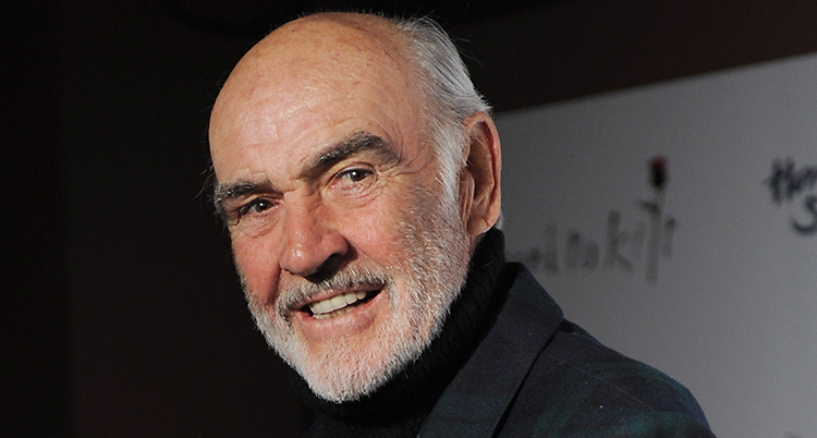 Sean Connery när han var ungefär 80 år. Han är flintskallig. Han har vitt hår på sidorna och vitt skägg. Han ler.