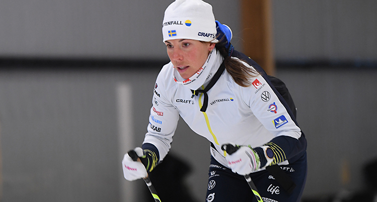 Vi ser Charlotte Kalla. Hon åker skidor.