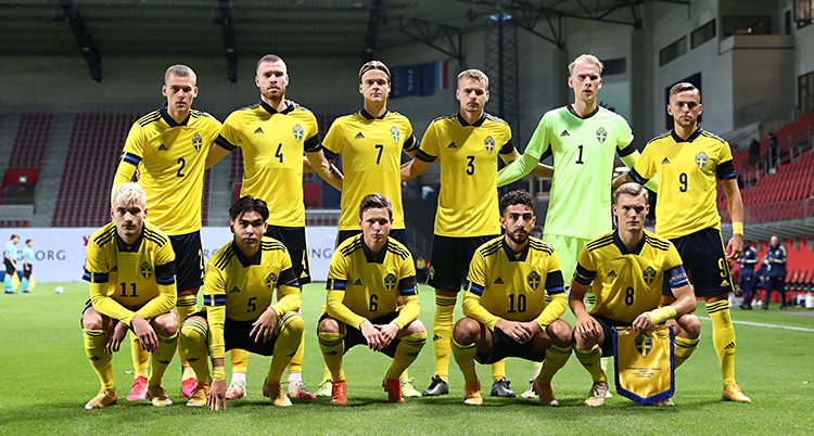 Sveriges lag har ställt upp sig för en bild. Fem spelare sitter på huk. Bakom dem står sex spelare. De har på sig gula tröjor.