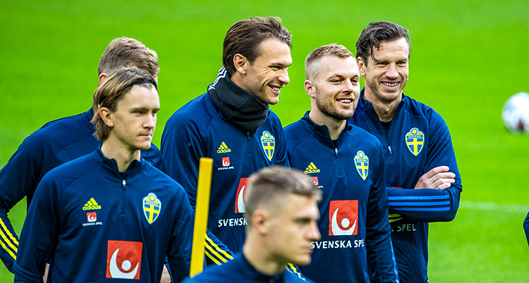 Spelar i bli kläder går i en klunga. Några skrattar.