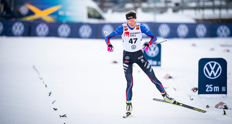 Frida skatar på upploppet. Hon ser lite plågad ut.