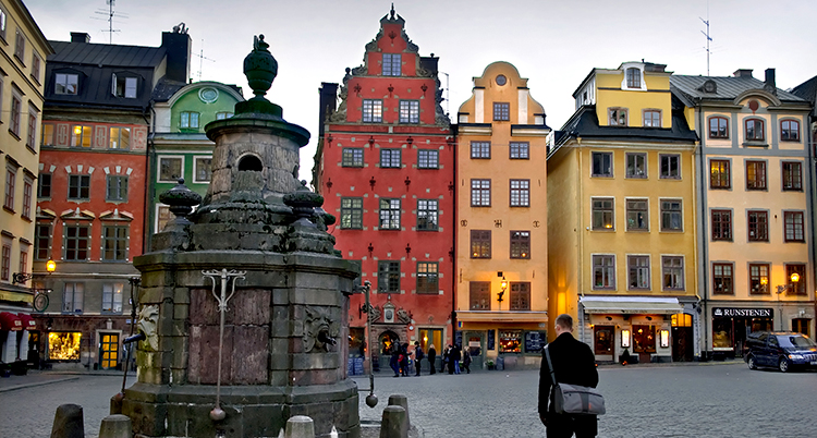 En bild på de gamla husen på Stortorget. De är i olika färger. Mest rött och gult. Det är höga gamla hus.