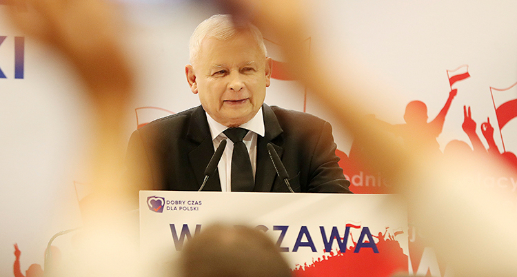 Partiet PIS ledare, Jaroslaw Kaczynski bakom en talarstol.