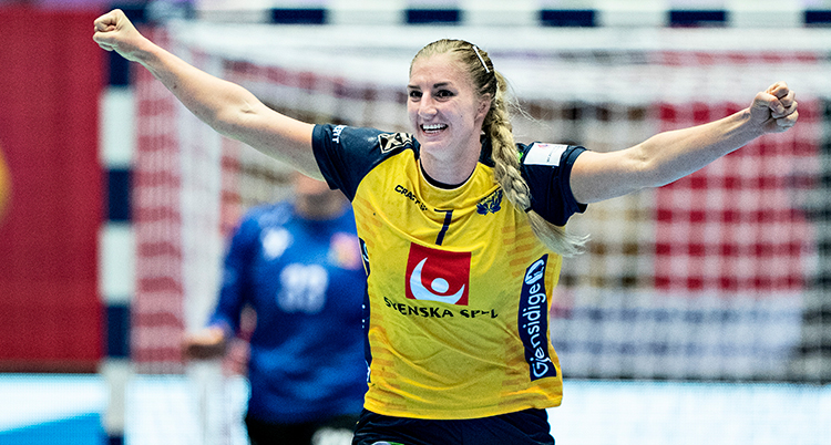 En spelare sträcker ut armarna och ser glad ut