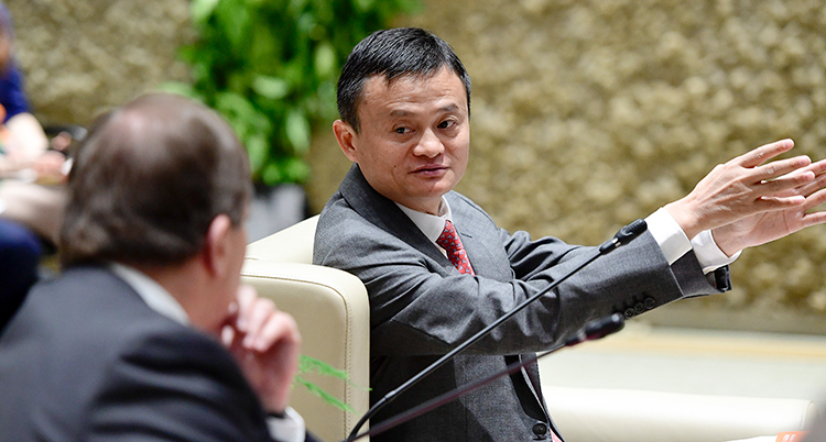Jack Ma pratar med Stefan Löfven.