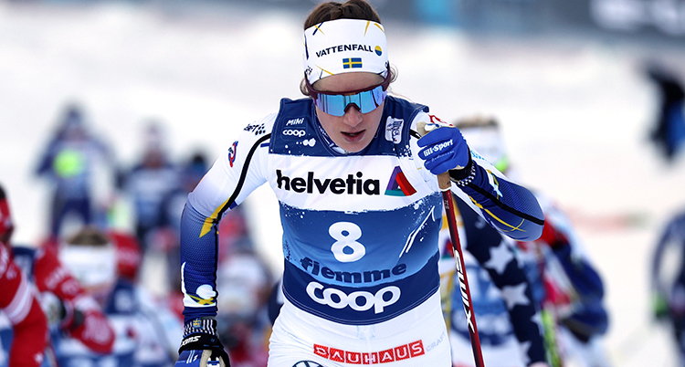 Ebba Andersson i slutet på loppet. Halva kroppen syns på bilden. Hon ser sammanbiten ut. Hon har glasögon med spegelglas. Ögonen syns inte.