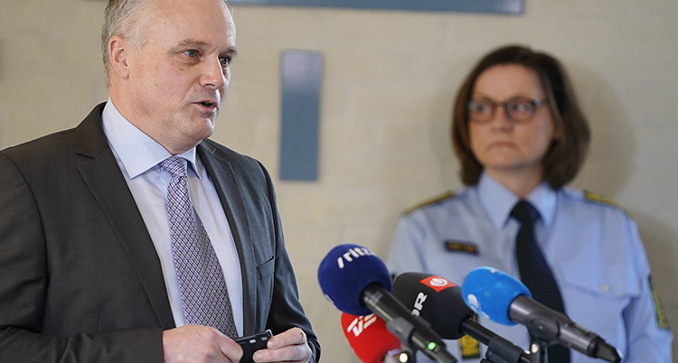 två danska poliser pratar på presskonferens.