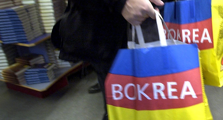 Påsar i papper med böcker som köpts på rea.