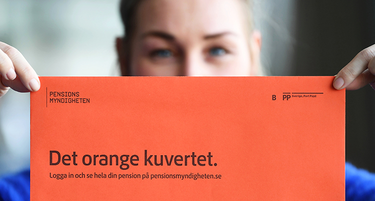 En person håller upp ett orange kuvert. Man ser bara hens ögon och händer.