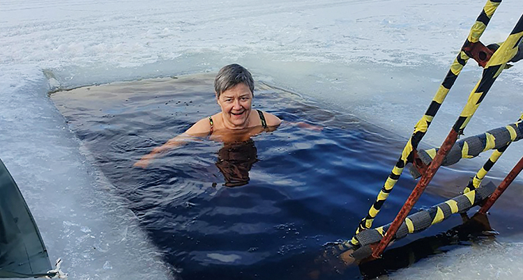 Hon badar i en isvak. En stege går ner i vaken framför henne.