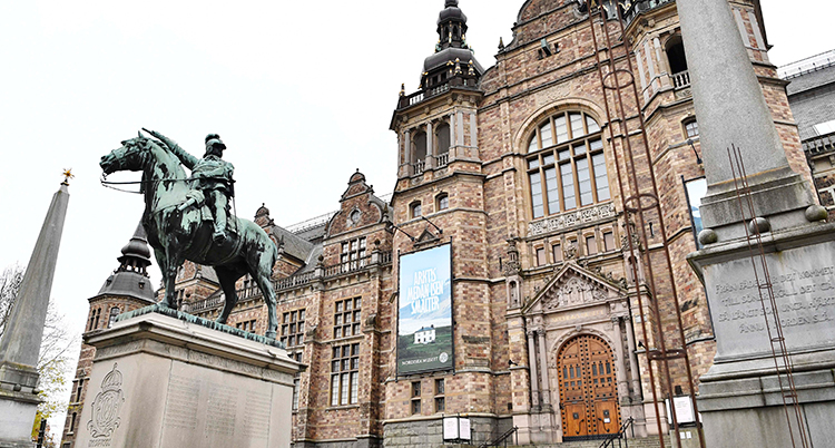 Museets ingång. Huset är ett stort hus i sten. Framför huset finns en staty. Det är en människa som sitter på en häst.