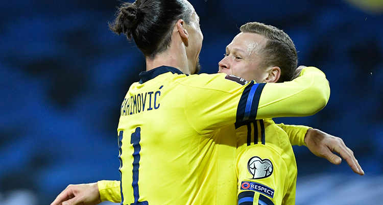 Zlatan kramar om Claesson. Bara deras överkroppar syns. Bara Cleassons ansikte syns. Zlatans rygg synd.