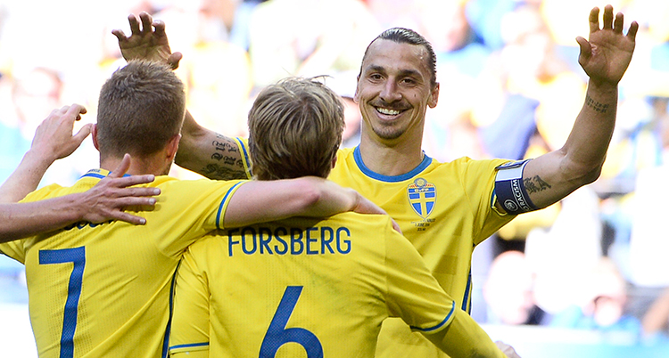 Zlatan har gjort mål. Han har landslagets gula tröja, han ler och räcker up armarna. Två andra spelare är på väg att krama honom.