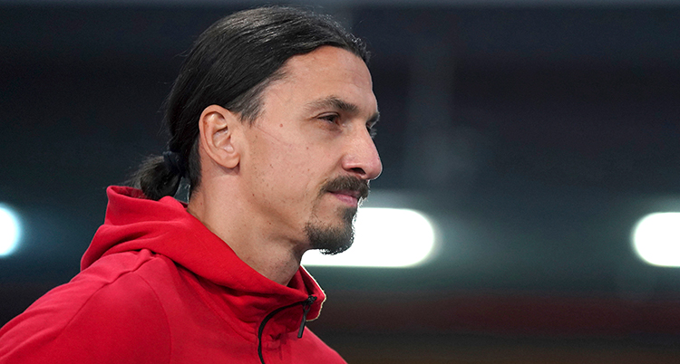 Närbild på Zlatan. Han ser bestämt ut och tittar åt sidan. Han har en röd luvtröja på sig.