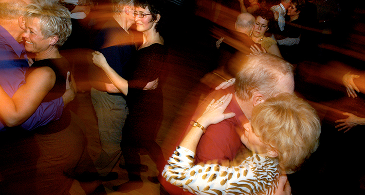 Några människor håller om varandra och dansar.
