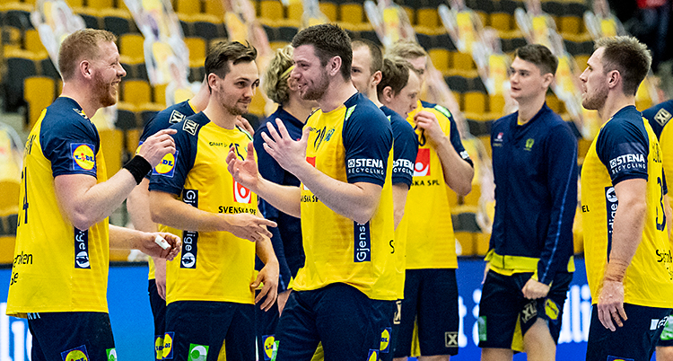 Efter en match i handboll. De svenska herrarna jublar tillsammans. De har gula tröjor och blå shorts.