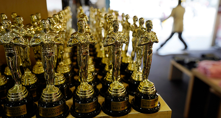 Massor av statyetter i guld. Det är oscarsstatyetten som är priset.