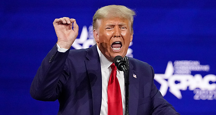 Donald Trump håller ett tal. Han har kostym och slips.