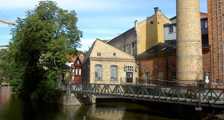 En bild på museet. Lokalerna ser ut som gamla fabriker. De är gjorda av sten.