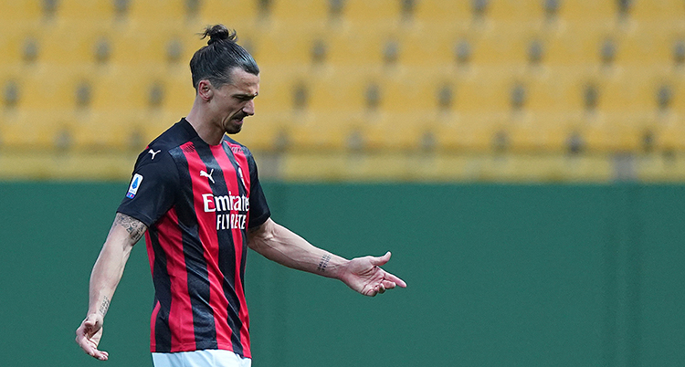 Zlatan tittar ner och slår ut med armarna. Han ser erg ut.