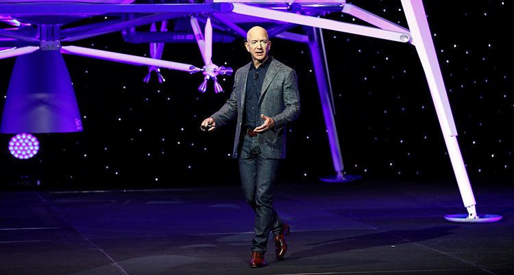 Miljardären Jeff Bezos står på en scen och håller en föreläsning.