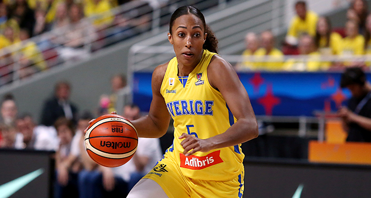 Från en match i basket. Kalis Loyd rör sig framåt med bollen. Hon har gula kläder.