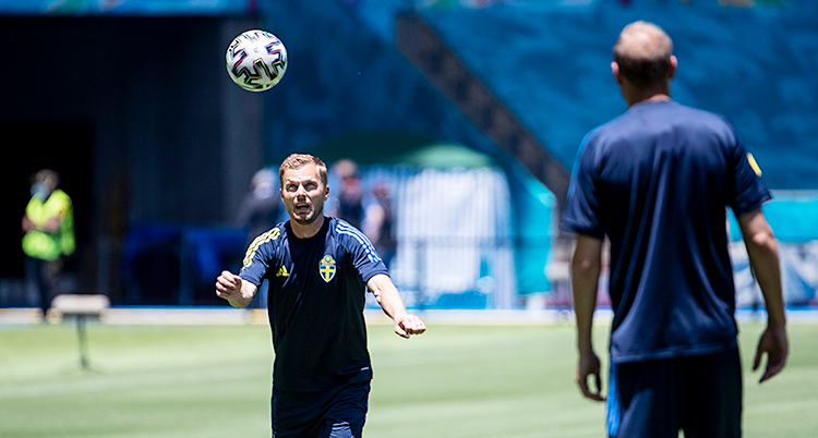 Från en träning i fotboll. Sebastian Larsson håller på med en fotboll. En annan person står med ryggen mot kameran.
