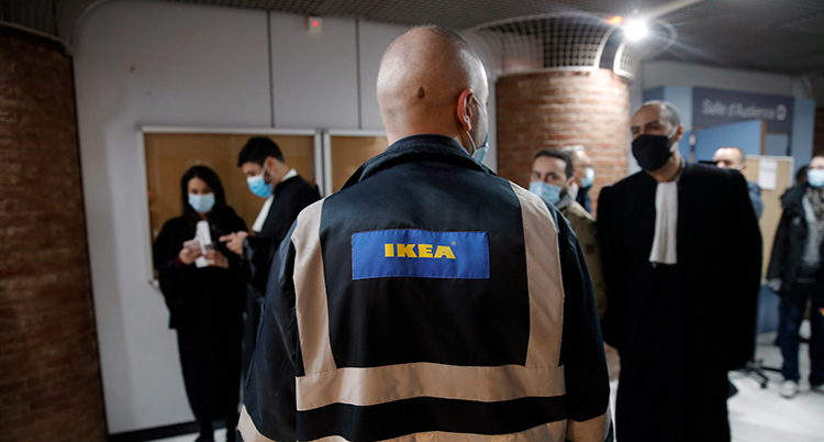 Bild på en anställd på Ikea och flera advokater.