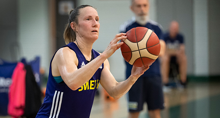 Från en träning i basket. Frida Eldebrink håller i bollen. Hon har ett blått linne som det står Sweden på.