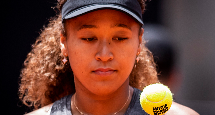 Ansiktsbild på Naomi Osaka och en boll.