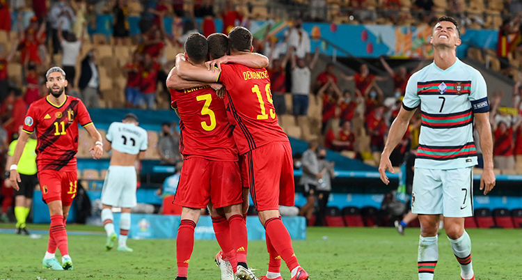 Belgiens spelare firar framför Portugals stjärna Cristiano Ronaldo, i EM i fotboll.