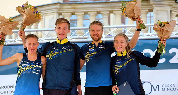 Laget med sina medaljer och blommor.